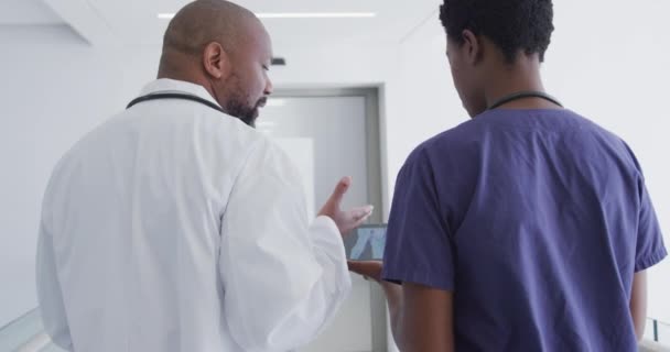 Afrykańscy Amerykańscy Lekarze Używają Tabletek Rozmawiają Szpitalu Medycyna Opieka Zdrowotna — Wideo stockowe