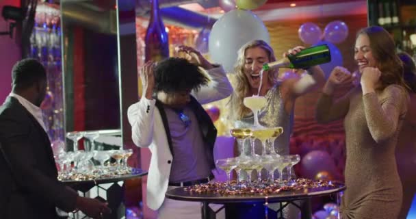 Видео Счастливой Кавказки Наливающей Фонтан Шампанского Разнообразными Друзьями Ночном Клубе — стоковое видео