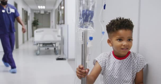 Afroameričtí Doktoři Chodí Dětským Pacientem Nemocnice Medicína Zdravotní Péče Životní — Stock video