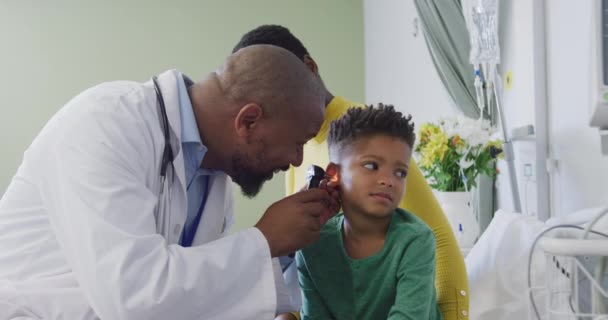 Médico Afro Americano Examinando Paciente Infantil Hospital Medicina Cuidados Saúde — Vídeo de Stock