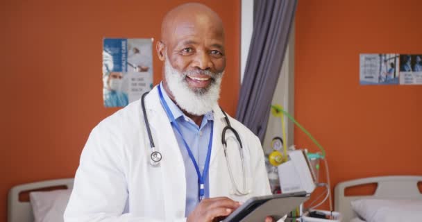 一个快乐的非洲裔美国男医生面带微笑地看着医院的镜头的画像 生活方式和医院概念 — 图库视频影像