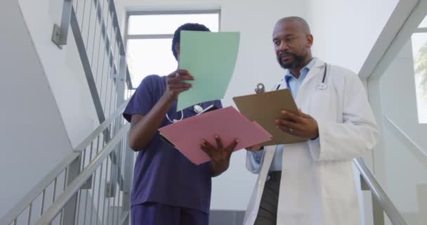 Afrykańscy Amerykańscy Lekarze Trzymający Podkładkę Rozmawiający Szpitalu Medycyna Opieka Zdrowotna — Wideo stockowe