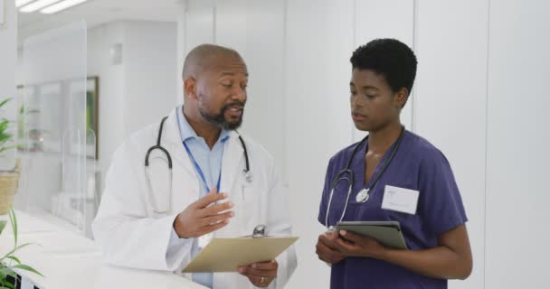 Afro Amerikaanse Mannelijke Vrouwelijke Artsen Met Kindpatiënt Werkzaam Het Ziekenhuis — Stockvideo