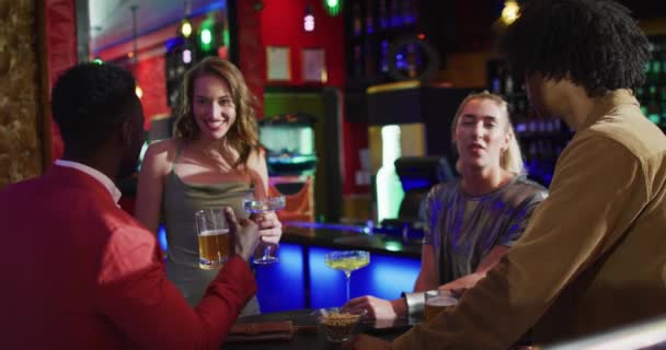Video Grupo Diverso Amigos Felices Pie Una Mesa Bebiendo Haciendo — Vídeo de stock