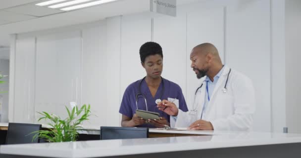 Médecins Afro Américains Hommes Femmes Utilisant Une Tablette Parlant Hôpital — Video