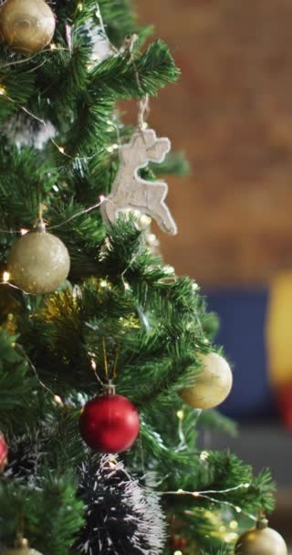 Вертикальный Крупным Планом Снимок Красных Золотых Оленьих Рождественских Украшений Елке — стоковое видео