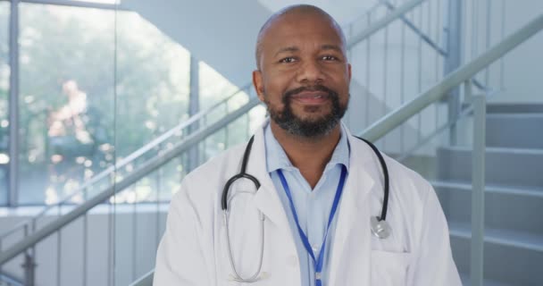 一个快乐的非洲裔美国男医生面带微笑地看着医院的镜头的画像 生活方式和医院概念 — 图库视频影像