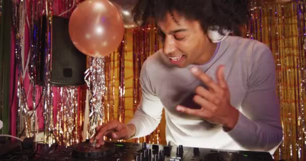 Video Masculino Afroamericano Feliz Tocando Música Bailando Haciendo Caras Club — Vídeo de stock