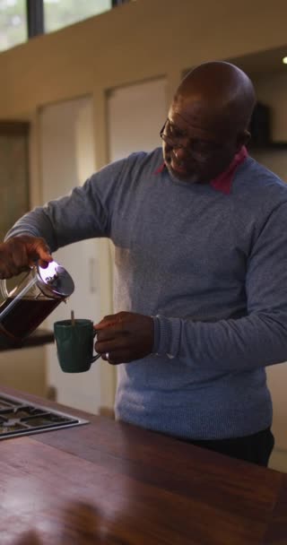 Vertikal Bild Äldre Afroamerikan Som Häller Kaffe Kopp Hemma Begreppet — Stockvideo