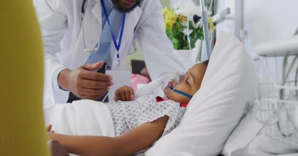 Médecin Afro Américain Examinant Enfant Patient Hôpital Médecine Santé Mode — Video