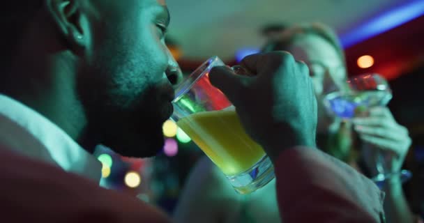 Bir Gece Kulübünün Barında Içen Gülen Bir Grup Mutlu Arkadaşın — Stok video