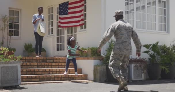 Afrika Kökenli Amerikalı Kadın Erkek Askerlerin Çocukları Kucaklaması Vatanseverlik Silahlı — Stok video