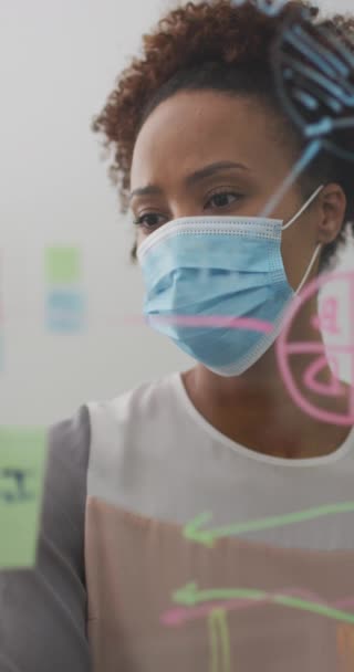 一个头戴口罩 头戴口罩 头戴透明标牌 头戴口罩的女人的垂直照片 公司环境和Coronavirus概念 — 图库视频影像