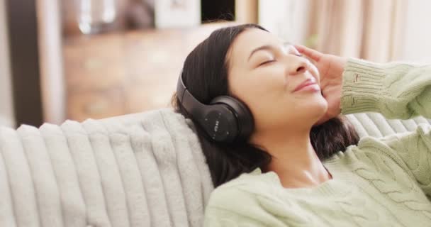 Video Donna Biraciale Sorridente Con Capelli Scuri Utilizzando Cuffie Ascoltare — Video Stock