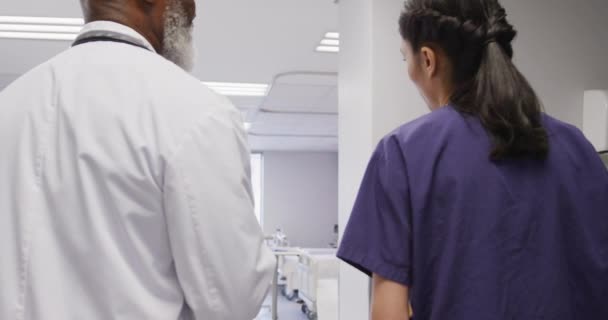 Diversos Médicos Masculinos Femininos Segurando Prancheta Tablet Conversando Hospital Medicina — Vídeo de Stock