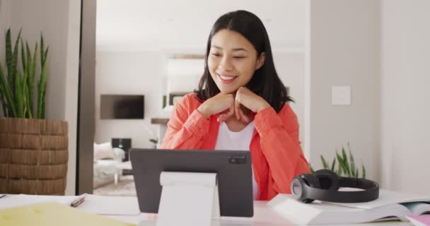 在平板电脑上的视频中 有一个微笑的比利卡女人的视频 在家工作 通信和家庭生活 — 图库视频影像