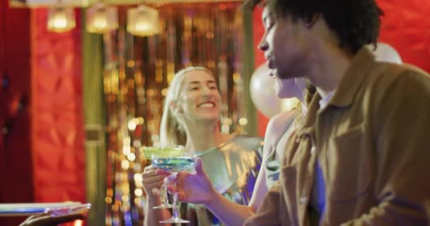 Çeşitli Erkek Kadın Arkadaş Gruplarının Barda Kokteyl Içtiği Bir Video — Stok video