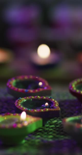 Κάθετη Κοντινή Λήψη Πολλαπλών Πράσινων Κεριών Diya Έννοια Diwali — Αρχείο Βίντεο