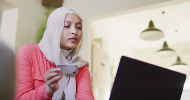Видео Улыбающейся Женщины Хиджабе Совершающей Онлайн Оплату Помощью Ноутбука Кредитной — стоковое видео