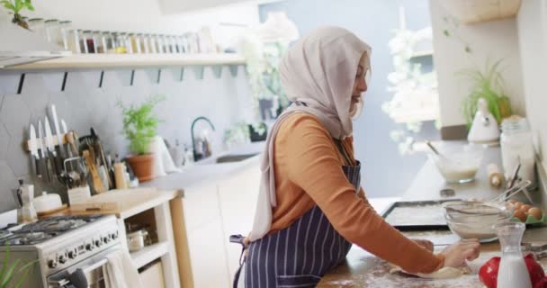 Vídeo Mulher Biracial Feliz Hijab Assar Cozinha Casa Amassar Massa — Vídeo de Stock