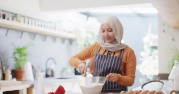 Vídeo Mulher Biracial Feliz Hijab Assar Cozinha Casa Misturando Massa — Vídeo de Stock
