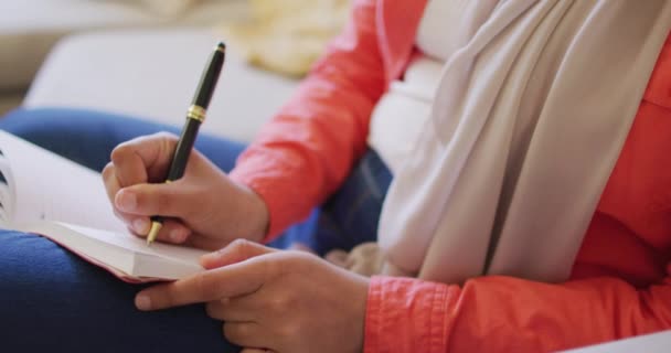 Video Van Het Midden Van Geboorte Vrouw Schrijven Met Pen — Stockvideo
