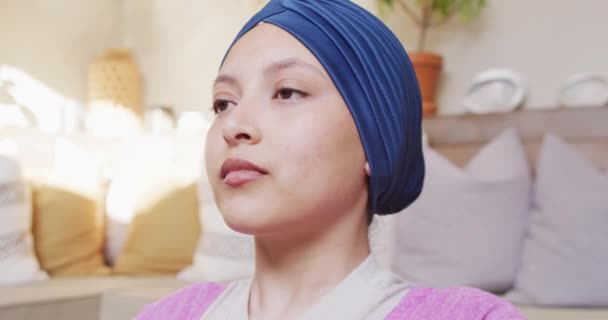 Vídeo Mulher Tranquilo Biracial Hijab Fazendo Meditação Ioga Fechando Olhos — Vídeo de Stock