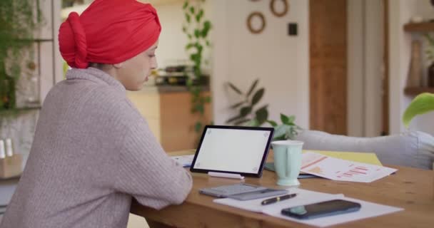 Videó Egy Hidzsábi Nőről Aki Otthon Asztalnál Laptopon Dolgozik Helyet — Stock videók
