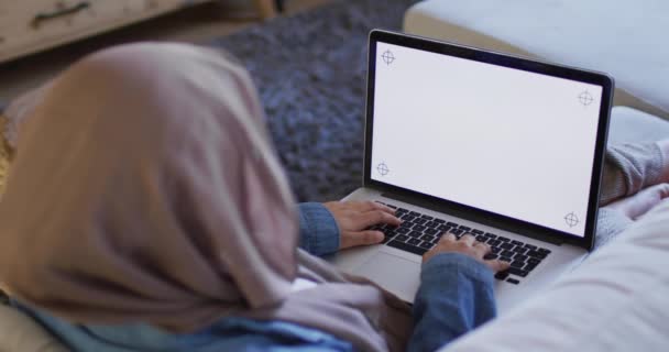 Több Mint Egy Videoklip Egy Hijab Nőről Otthon Aki Laptopon — Stock videók