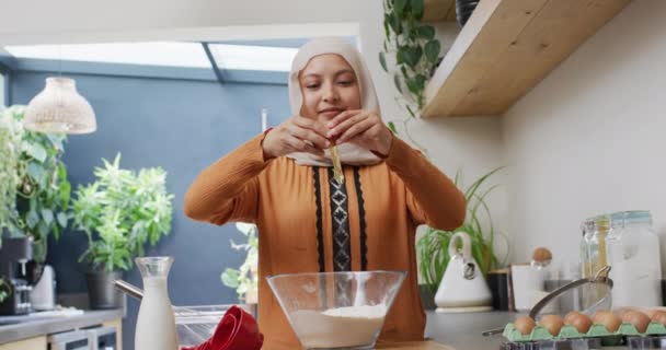 Video Smilende Biracial Kvinde Hijab Bagning Køkkenet Derhjemme Bryde Blandeskål – Stock-video