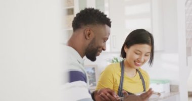Önlük giyip mutfakta yemek pişiren mutlu çift. Ev kavramında kaliteli zaman geçirmek.