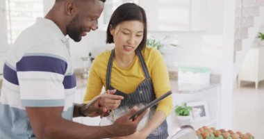 Önlük giyip mutfakta yemek pişiren mutlu çift. Ev kavramında kaliteli zaman geçirmek.