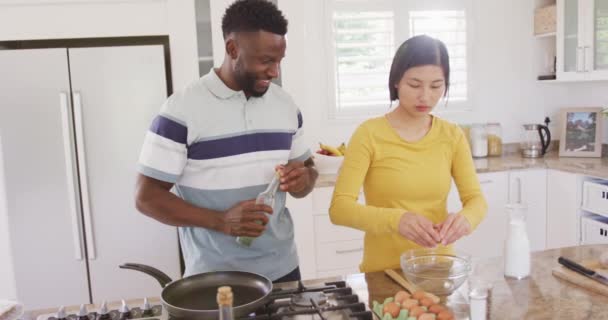 Happy Diverse Couple Cooking Preparing Breakfast Kitchen Spending Quality Time — Stock Video