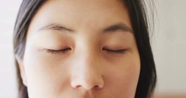 Portrait Happy Asian Woman Opening Her Eyes Looking Camera Spending — Video Stock