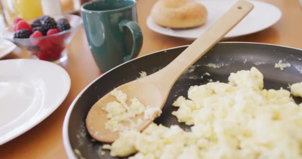 Sluiten Van Vers Brood Fruit Het Ontbijt Met Koffie Sinaasappelsap — Stockvideo