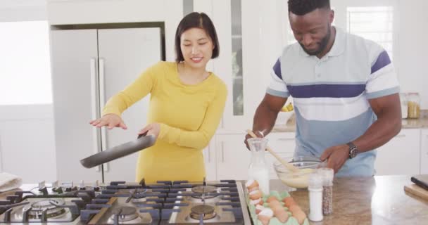 Happy Diverse Couple Cooking Preparing Breakfast Kitchen Spending Quality Time — Vídeo de stock