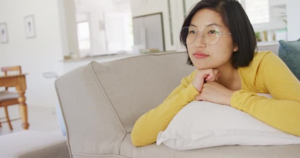 Gelukkige Aziatische Vrouw Liggend Bank Woonkamer Kwaliteitstijd Thuis Doorbrengen Concept — Stockvideo