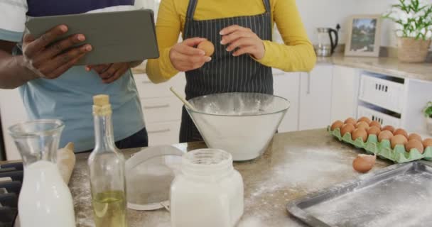 Połowa Zróżnicowanej Pary Pomocą Tabletu Pieczenia Kuchni Spędzanie Czasu Domu — Wideo stockowe