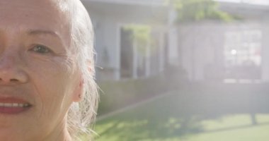 Bahçede güneşli bir günde mutlu Asyalı son sınıf kadınının portresi. Etkin emeklilik ve yaşam tarzı kavramı.