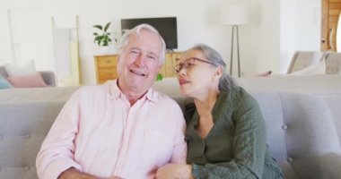 Mutlu yaşlı çift portresi konuşuyor ve video görüşmesi yapıyorlar. Etkin emeklilik ve yaşam tarzı kavramı.