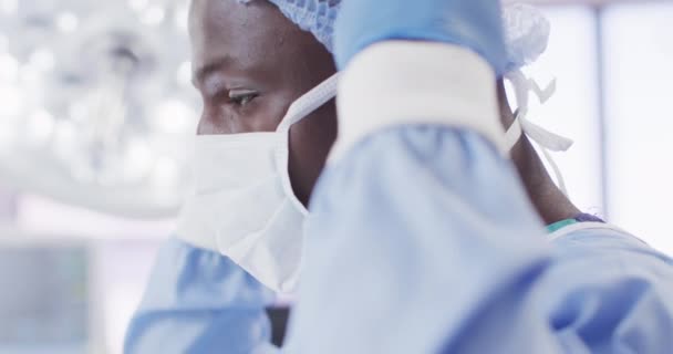 Video African American Male Surgeon Tying Face Mask Operating Theatre — Video