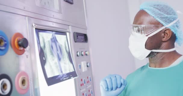 Video African American Male Surgeon Studying Ray Operation Operating Theatre — Vídeo de Stock