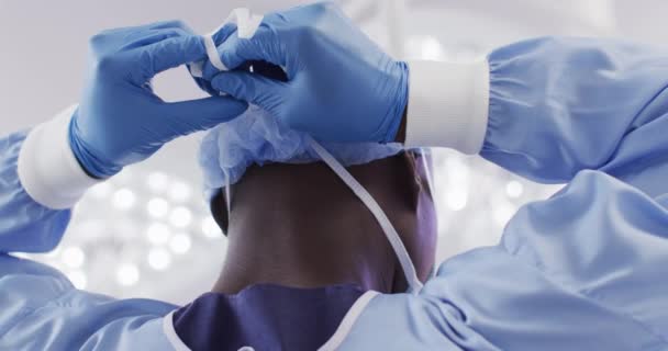 Back View African American Male Surgeon Gloves Tying Face Mask — Wideo stockowe