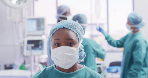 Video Portrait African American Female Surgeon Mask Smiling Operating Theatre — Stockvideo