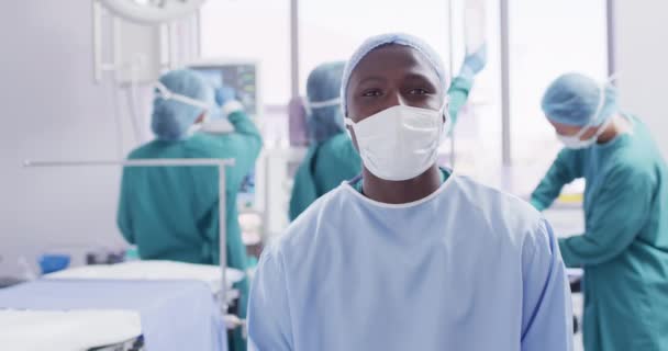 Video Portrait African American Male Surgeon Mask Smiling Operating Theatre — Stockvideo