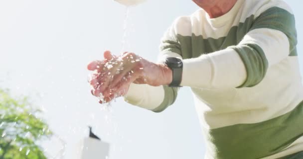 Szczęśliwy Biały Starszy Mężczyzna Myjący Ręce Ogrodzie Słoneczny Dzień Koncepcja — Wideo stockowe