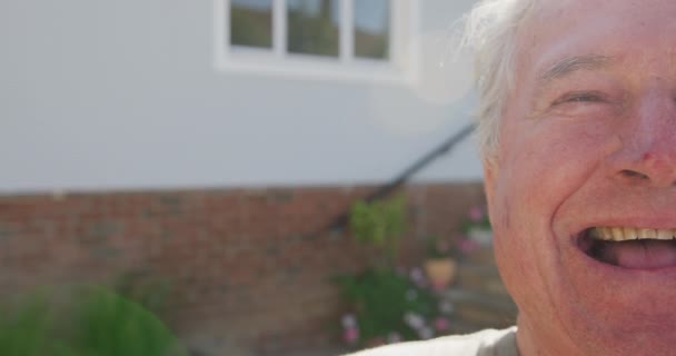 Portret Van Een Vrolijke Blanke Senior Man Zonnige Dag Tuin — Stockvideo