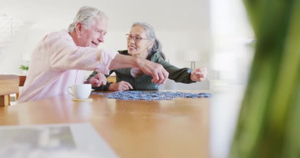 Happy Diverse Senior Couple Sitting Table Doing Puzzle Active Retirement — Video Stock