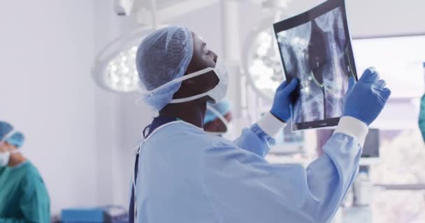 Video African American Male Surgeon Studying Ray Operating Theatre Hospital — Video Stock