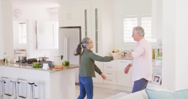 Щаслива Різноманітна Старша Пара Тримає Руки Танцює Кухні Концепція Активної — стокове відео